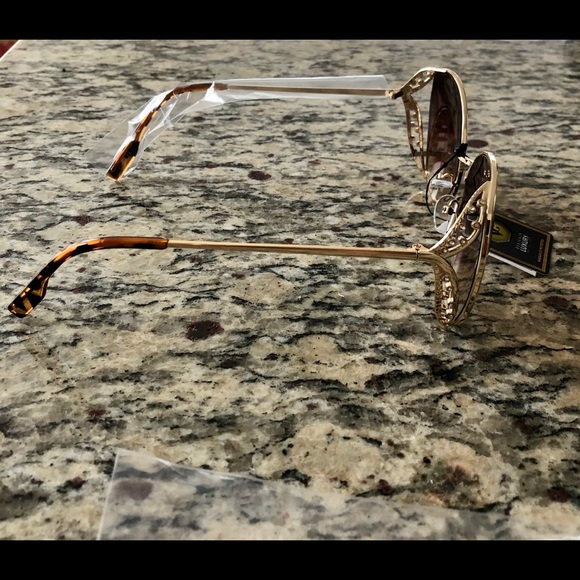 Brown luxury sunglasses with UV protection. NWOT. - Picture 3 of 5